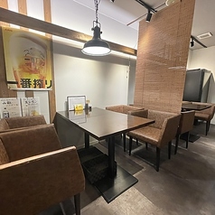 ４名卓が２卓あります。５名様は椅子を追加します。６名様以上の団体様の場合、テーブル配置を変更しますので、お電話でお問い合わせ、ご予約ください。