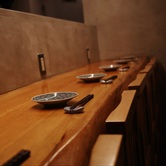 カウンターは最大６名様。カウンターの前が調理場で真横に生簀があり臨場感をお楽しみいただけます◎