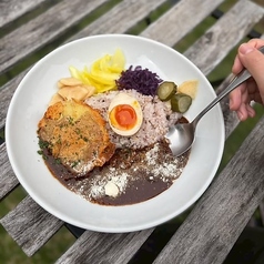 100時間カレー カリカリチーズのスマッシュポテトのせの写真