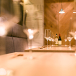 インテリアにもこだわった落ち着いた店内でごゆっくりと宴会を。貸切は最大40名までご案内可能！