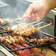 炭火で焼き上げる焼き鳥は絶品！炭の香りと×鶏肉◎