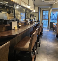 カウンターは８席あります。