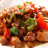 【鶏肉とカシュナッツ炒め】広東料理の王道“乾炒”技法で、素材の香ばしさを最大限に引き出した定番人気。柔らかく下処理した鶏肉に、ローストしたカシュナッツのコクと食感が加わり、甘み・旨味・香りのバランスが完璧。醤油ベースのまろやかな味付けが全体をまとめ、老若男女問わず支持される“外さない”安定の炒め物