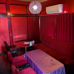 【心を癒す、特別な時間を】赤を基調とした内装は、まるで別世界への入り口のよう。個室内にはゆったりしたソファがあり、心身ともにリラックスできること間違いなし。最大6名まで利用可能なので、少人数での集まりにもぴったりです★