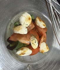 塩トマトとモッツァレラチーズのカプレーゼ