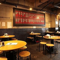 様々なシーンで便利にご利用いただける2名様～4名様向けのテーブル席です♪デートや少人数での飲み会はもちろん、人数に合わせてお席のレイアウト変更も柔軟に承ります◎ご宴会に最適な落ち着いた空間をご用意しておりますので、気兼ねなくお食事を楽しめます。美味しい中華を囲んで、素敵なひとときをどうぞ。