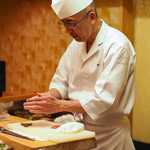 沼津港、豊洲直送の厳選された魚介を使用。本格的な江戸前寿司をお楽しみください。