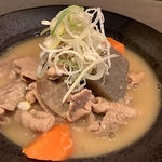 濃厚な旨味がじんわり広がり、ぷりぷりの食感がたまらない三代目もつ煮込み