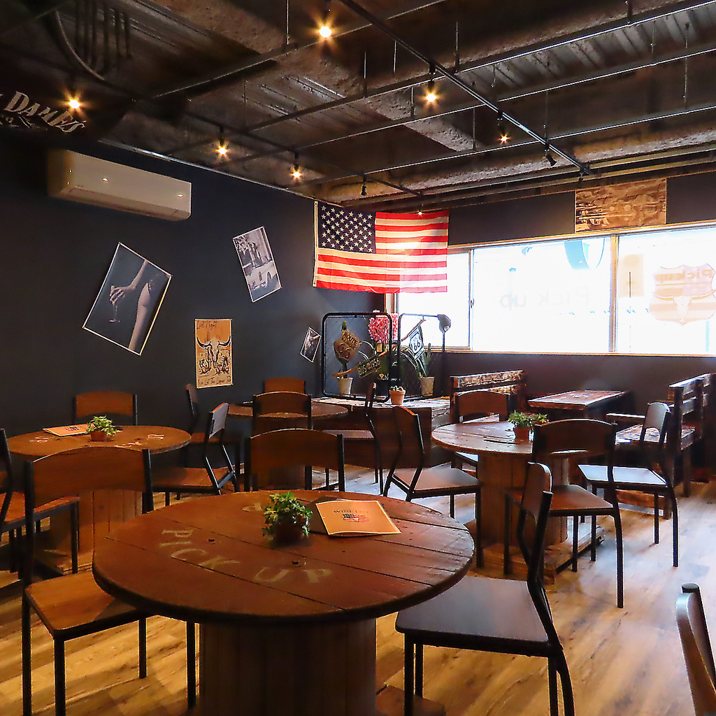 アメリカンダイナー風の、オシャレな内装！映える店内で、おいしい料理と楽しい時間を過ごせますよ♪