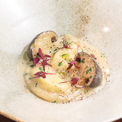 丁寧な手仕事が光る手打ちパスタとラビオリの写真