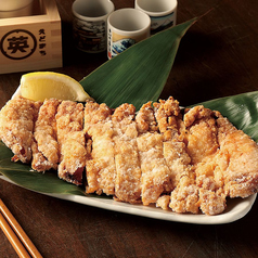 名物 山賊揚げは、自家製のもみダレで漬け込んでから表面をサクサクに揚げてご提供いたします。