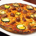 料理メニュー写真 ソーセージと野菜のピザ
