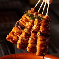 自慢のタレと塩で焼き上げる名物やきとり