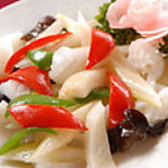 【セロリといかの塩味炒め】中国料理の基本技法“清炒”で仕上げる、素材本来の旨味が際立つ一皿。鮮度の高いイカは短時間の強火調理で“プリッ”と弾力を残し、セロリの爽やかな香りとシャキシャキ感が全体に清涼感を与える。シンプルながら洗練された塩味のまとまりは中華料理の火入れ技術の高さを感じる上品なメニュー