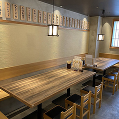 ゆったりとした配置のテーブル席は、友人同士の飲み会や女子会に最適です。清潔感のある広々としたお席で、彩り豊かなお寿司と豊富な一品料理をゆっくりとご堪能いただけます。落ち着いた照明と和のインテリアが心地よく、肩肘張らずにリラックスして過ごせる空間です。6名程度のグループまで対応可能なお席です。