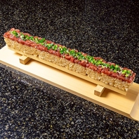 濃厚な味わいと柔らかい食感の炙りユッケ寿司