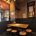 中人数のご宴会にぴったりな、広々としたテーブル席をご用意しております♪隣を気にせずゆったりと寛げるお席は、職場のお集まりや友人同士のパーティーに最適◎ご宴会を心ゆくまで楽しめるよう、居心地の良さを追求した空間作りを心がけております。こだわりの火鍋を囲んで、賑やかな夜をゆったりお過ごしください。