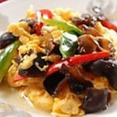 【黒きくらげのタマゴ炒め】“強火快炒”で一気に仕上げることで、卵はふんわり、黒きくらげはコリコリの食感をキープ。家庭系中華ながら火加減とスピードが味を左右する職人技が光る。きくらげのほんのり甘い旨味と卵のコクが調和し、栄養価も高くヘルシー。食卓の“ホッとする味”をそのまま店で楽しめる安定の人気料理