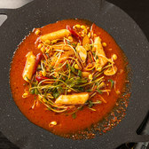 豚肉の旨みをまとった野菜とトッポギを、真っ赤な旨辛だれでぐつぐつ煮込んだ食欲そそるひと皿。豆もやしの歯ざわり、青菜の風味、もちもち食感が重なり、箸を運ぶたびに異なるおいしさが広がります。目の前で具材とたれがなじみ、濃厚な味わいへ変わっていく様子も楽しみのひとつです。お酒との相性も抜群です◎