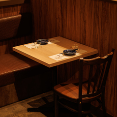 【テーブル席：2名様】和の雰囲気が感じられる、落ち着いた雰囲気のテーブル席。仕事仲間やご友人同士などグループでの飲み会にぴったりです！