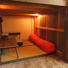 落ち着ける個室の空間で楽しい時間をお過ごしください◎※天井が低くなっております。頭上には十分お気をつけくださいませ。※こじんまりとした作りのお部屋です。お子様連れに人気w