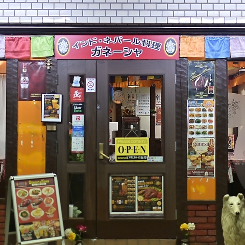 本格スパイスのインド・ネパール料理を堪能。焼き立てナンと選べるカレー◎