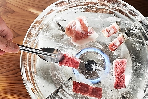 水晶板で焼き上げる旭川の本格肉ビストロ