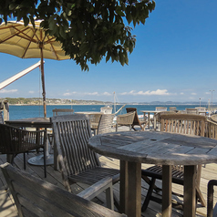 当店では、お昼からお酒を楽しむことができるテラス席をご用意しています。江の島の絶景を眺めながら、ゆったりとした時間をお過ごしください。自慢のカクテルと共に、至福のひとときをお楽しみください。★
