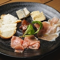 料理メニュー写真&nbsp;生ハムとチーズの盛り合わせ
