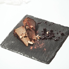 【デザートにも力を入れてます】ビターチョコレートのバスクチーズケーキなど自慢の一品をカフェ利用可の写真