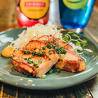 大衆酒場”肉の八十二食堂”です！