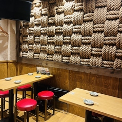 【宴会や飲み会に◎】最大8名様着席可能なテーブルをご用意しております。会社や友人との飲み会などにおすすめです。