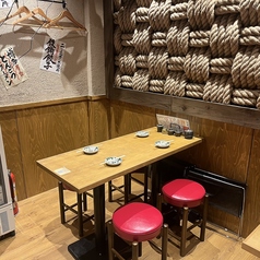 【宴会や飲み会に◎】最大6名様着席可能なテーブルをご用意しております。会社や友人との飲み会などにおすすめです。