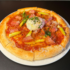 アスパラとベーコンのトマトソースピザ