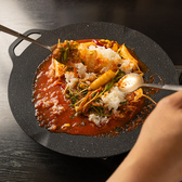 旨味が凝縮された赤いソースにたっぷりのご飯を投入し、スプーンで豪快に混ぜ合わせて完成する自慢のメニューです！もやしやトッポギなどの具材が絡み合い、これ単体でも充分にご満足いただける味わいです◎目の前で美味しく仕上がっていく様子は食欲をそそります♪お食事の最後を締めくくる熱々の一皿をご堪能ください◎