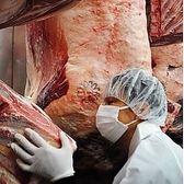 【安心！】生肉販売許可取得店舗：当店は、生肉を愛するお客様が安心してお召し上がり頂けるように、焼肉店としては数少ない保健所の生肉販売許可取得店舗です。鮮度にこだわったユッケなどの生肉商品を多数ご用意致しております。※生肉の摂取は食中毒のリスクがあります。