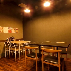 当店のテーブル席は、デートや女子会、接待にぴったりな落ち着いた雰囲気の店内を提供しています。木のぬくもりを感じるこだわりのインテリアが魅力で、大切な方との記念日や誕生日のお祝いに最適です。ゆったりとした空間で、心地よいひとときをお過ごしいただけますので、ぜひお気軽にご利用ください！お待ちしています。