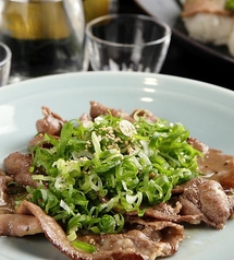 九条ネギたっぷり塩だれ牛タンの写真