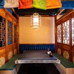 4名様用の個室が１つございます。