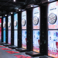 【投げ放題あり】最新オンラインダーツマシン完備！最新のオンラインダーツマシン（DARTSLIVE）をズラリと完備！広々としたプレイエリアで、ストレスなく投げ込める環境が整っています。お仲間同士でのグループ対戦はもちろん、お一人様でのお気軽な練習にも最適。宴会の余興や飲み会の二次会にもぜひご活用ください！