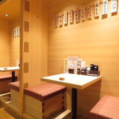 座席周りはすっきりと整頓され雑多さを感じさせない落ち着きを保つ仕上がりの店内には、レイアウトの変更が利くテーブル席をご用意♪急な集まりや少し人数の多い宴会にも柔軟に対応可能です。日々の疲れを癒やす憩いの場になります。