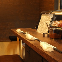 カウンター席で焼鳥片手に味わうビールは絶品！