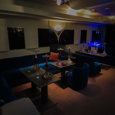 4名の席も完備しており、友人と一緒に楽しいひとときを過ごすのに最適です。シーシャを囲んで、リラックスした雰囲気の中で会話や笑いを楽しむことができます。少人数での集まりにもぴったりです♪