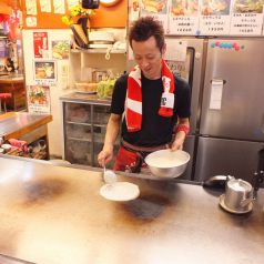 熱々の鉄板で焼き上げるお好み焼きをどうぞ！