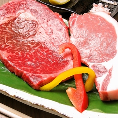 絶品の自家製熟成肉。牛・豚・鶏をそれぞれお好みで