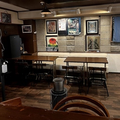 4名様がけのテーブルが2席。