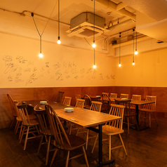 4名様用のテーブル席は、つなげれば6/8/10/12/14名様まで人数に合わせてお座りいただけます。ゆったりした空間のテーブル席ですのでごゆっくりお寛ぎ頂けます。同僚の方とちょっとした飲み会やプチ宴会にもピッタリのお席です。座席をつなげることで6名～14名まで対応可能ですので、多種多様なシーンでご利用いただけます。