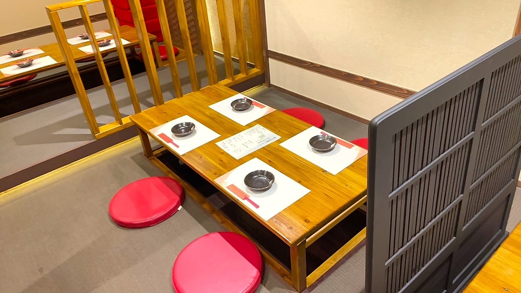 2～4名様用のお席。掘りごたつでお子様連れも安心です。