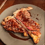 オーナー自ら仕入れる「Tボーンステーキ」は圧倒。ジューシーな旨味を逃がさない、薪火焼きで食す◎