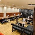 落ち着いた雰囲気のある広々フロアは当店の魅力！テーブル席だけでなく、お座敷個室やテーブル席個室完備！
